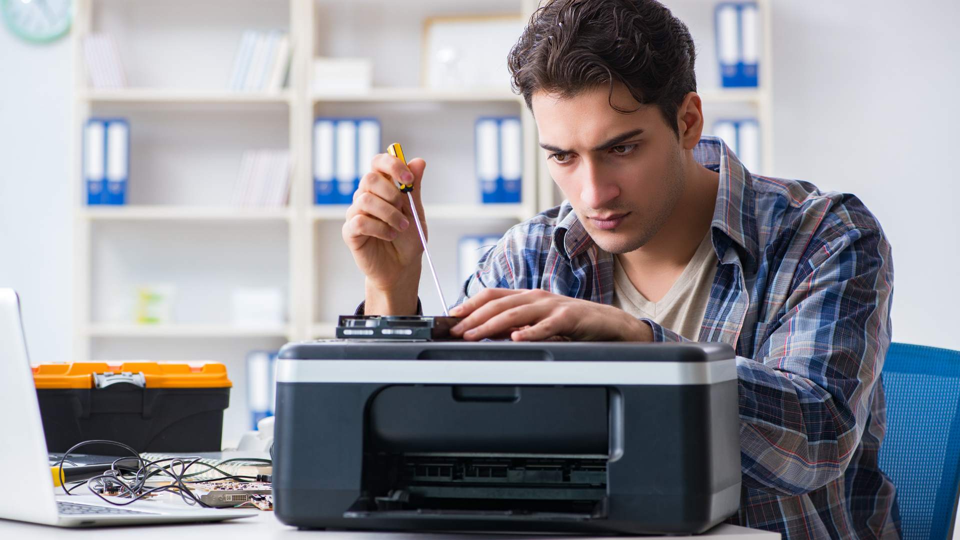 Je bekijkt nu Wie is verantwoordelijk voor het repareren van de printer als er zich problemen voordoen tijdens het leasecontract?